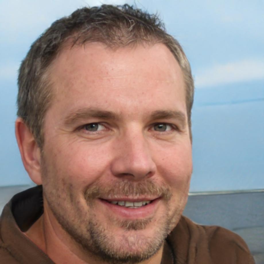 Finanzexperte Matthias Bergmann mit langjähriger Erfahrung in der Finanzberatung
